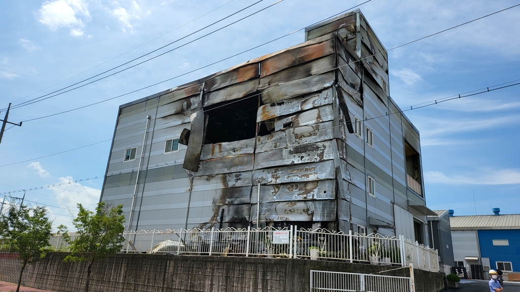 예산 화학제품 공장에 불…12명 대피