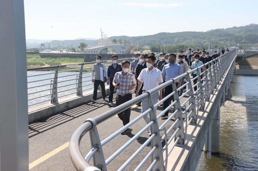 걸어서 강 건너까지 산책…포항 형산강 인도교 임시 개통