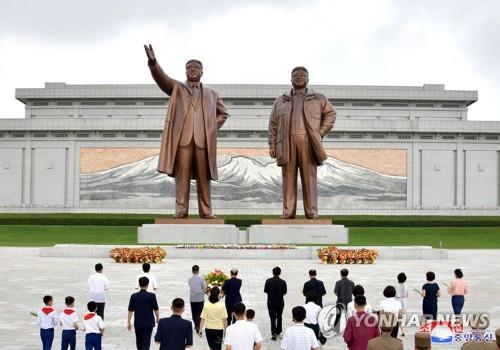 北, 선군절 맞아 "김정일 국방공업을 선차로…핵보유국 지위"