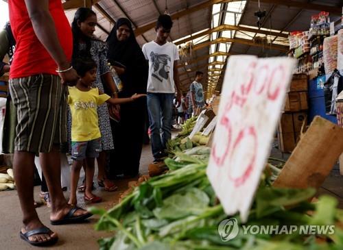 '경제난' 스리랑카, 샴푸 수입도 금지…IMF와는 채무재조정 협상