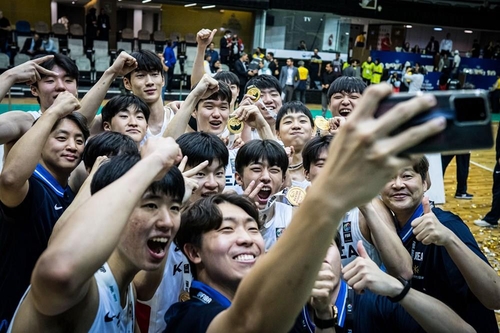 한국, 일본에 10점 차 역전승…U-18 아시아농구 22년 만에 우승(종합)