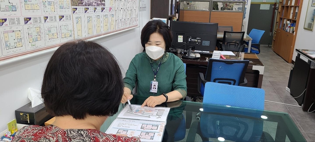 서초구, 부동산 공인중개사 신분증 달기 추진…"사칭피해 방지"