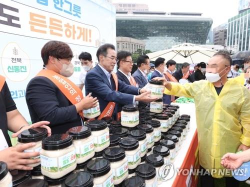 '쌀값 바닥'에 수확 코앞에 두고 바짝 타들어 가는 '농심'