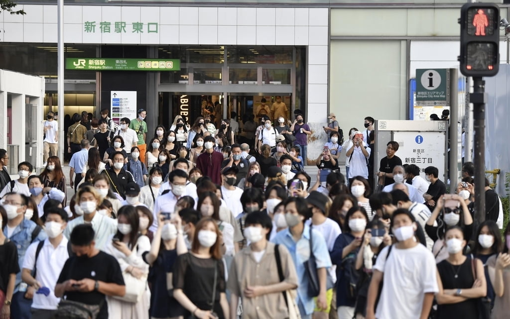 日 확진자 2주째 '세계 1위'…경제활동 전반 타격