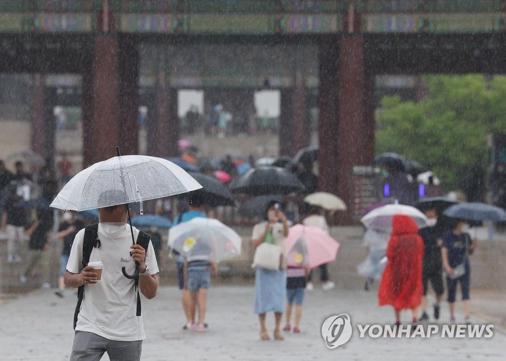 내일 아침 수도권 등 강한 비…비 그치면 무더위