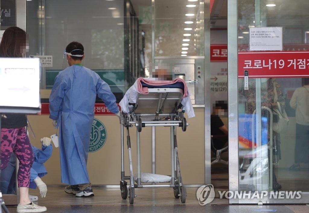 11만명 신규확진 예상…위중증 '더블링' 우려