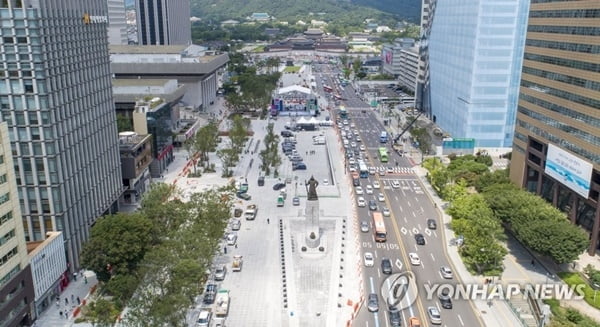 두 배 넓어진 광화문광장 개장…'도심 속 공원' 변신