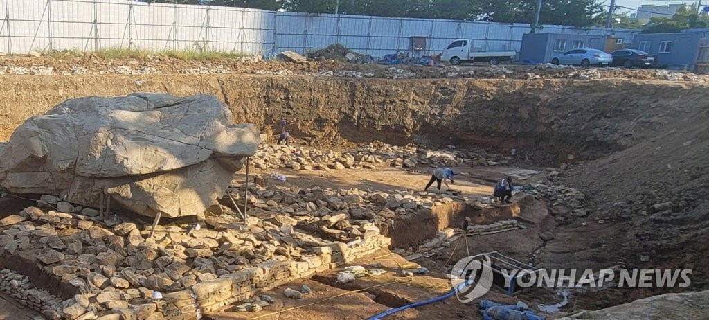 수십억 들여 복원한다더니…'세계 최대 고인돌' 훼손