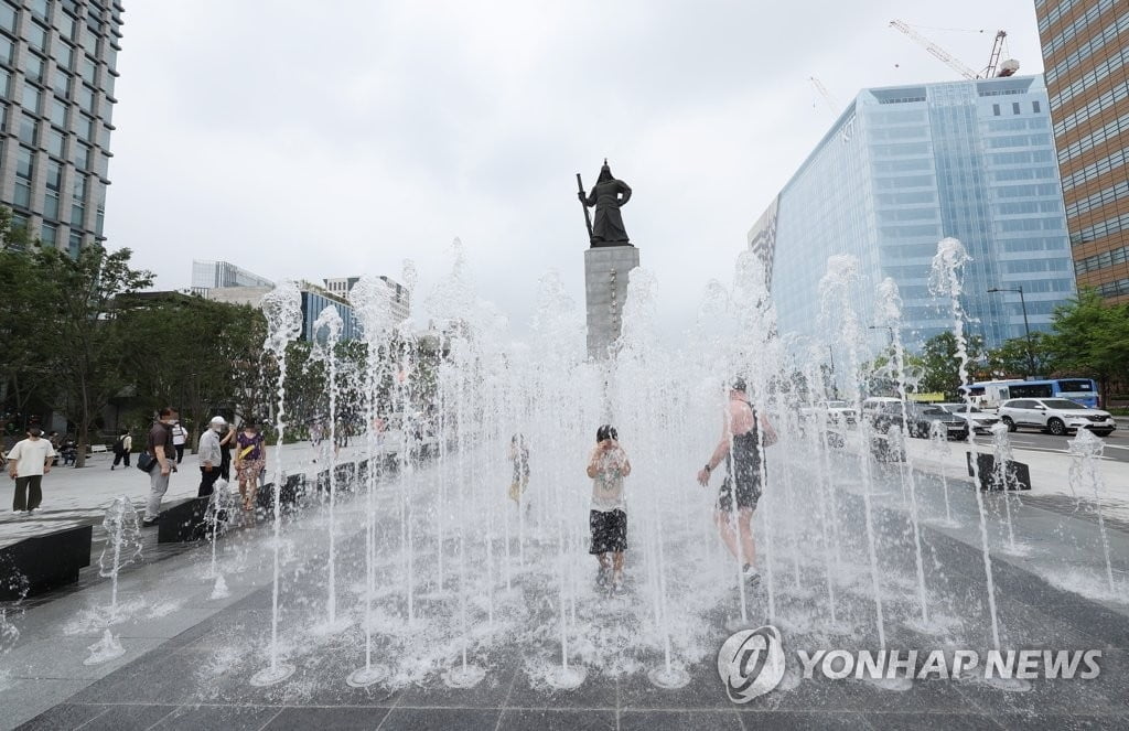 공원 품은 광화문광장…폭염 속 시민들 발걸음