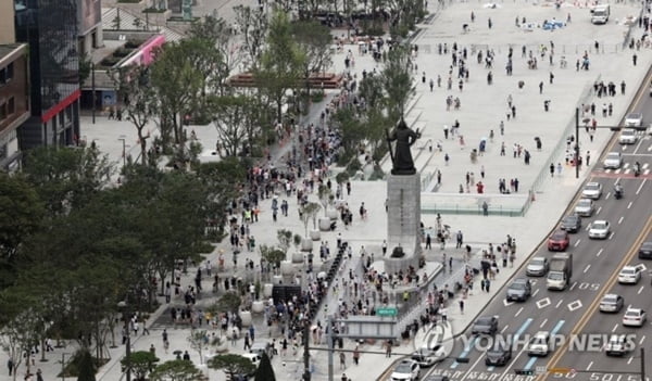 돌아온 광화문광장, 행사 사용료 인상 검토