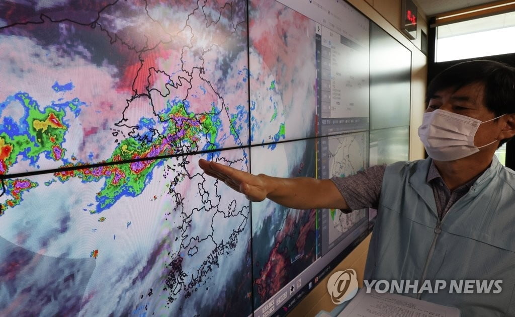 '호우경보' 중대본 3단계 격상…위기경보 '심각'