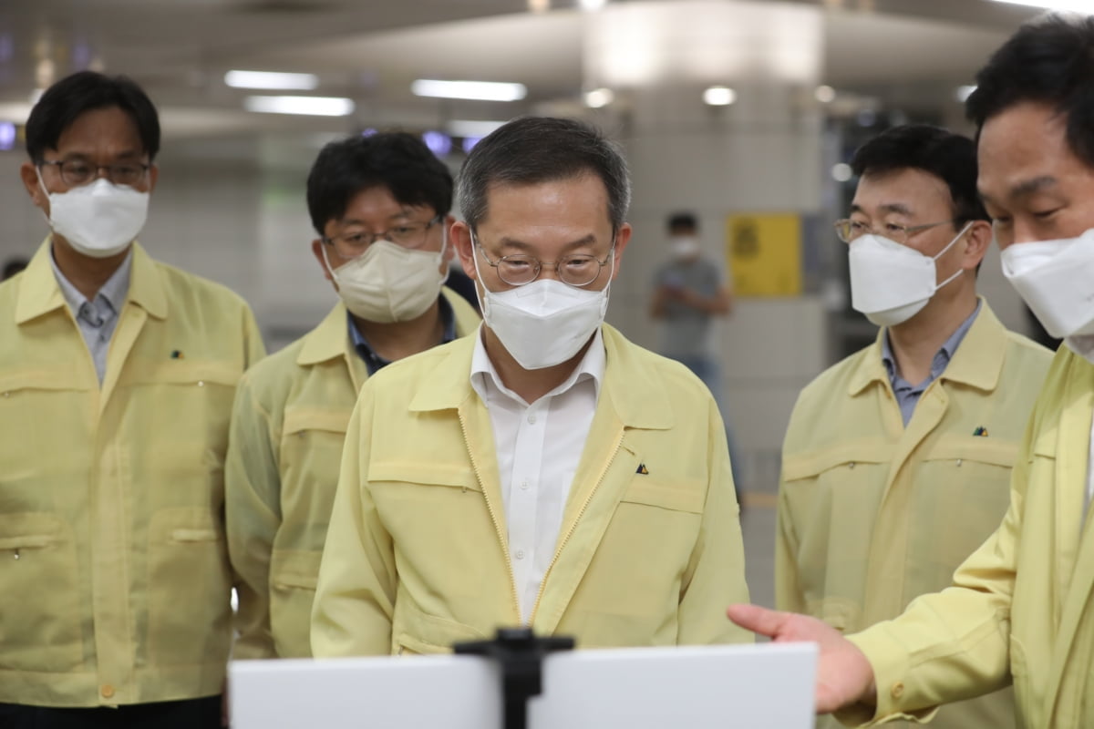 이종호 과학기술정보통신부 장관이 10일 오후 서울 동작구 동작역에서 수도권 집중호우로 인한 통신시설 침수 및 복구 상황, 통신재난 대응체계를 점검하고 있다.