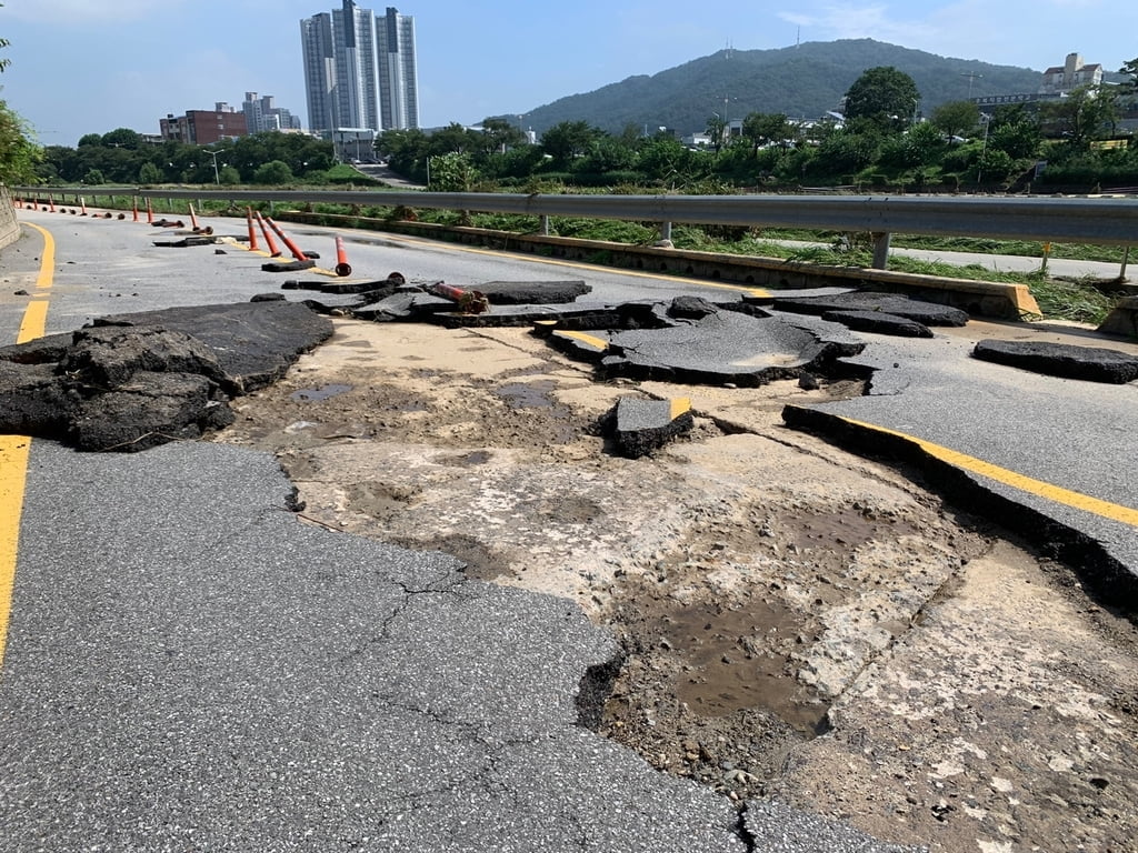 "포트홀, 펑크나요" 충북 국도만 200여 건, 하루 10여건 접수