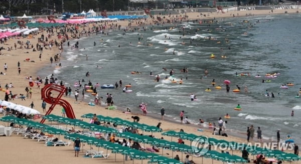 부산 해수욕장에 10만명…전국 해변마다 피서객 '북적'