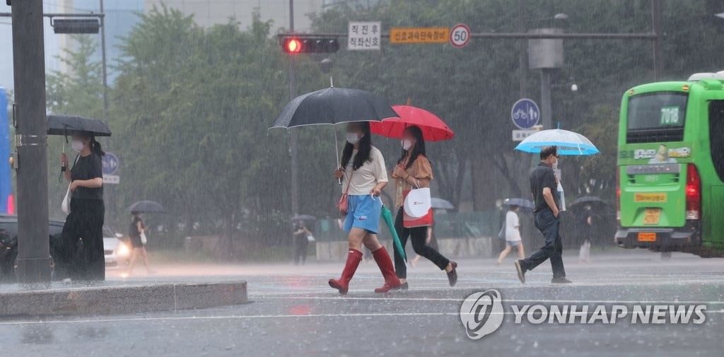 연휴 둘째날, 중부지방 강한 비·남부엔 폭염