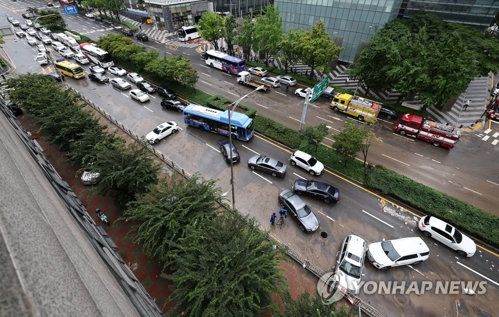 "2분 지각해도 시말서"…폭우에 마음 졸인 직장인