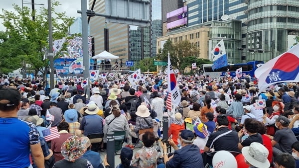 보수단체 2만명 광복절 집회…광화문 일대 혼잡