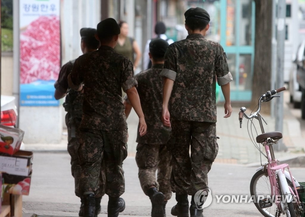 '군복걸친 보디 프로필' 금지령…육군도 금지