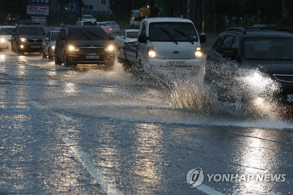 비, 밤에 수도권부터 시작…내륙·제주 기온 33도