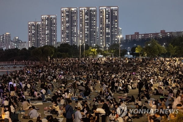 "발 디딜 틈이 없네"…돌아온 '한강 야시장' 인산인해