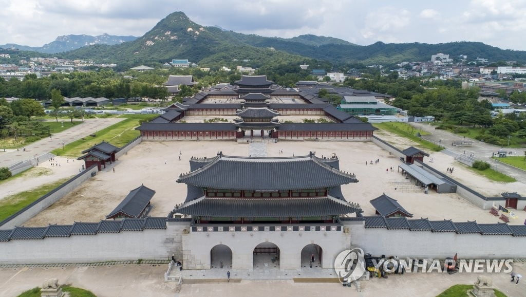 청와대 화보 촬영 논란에 경복궁 '구찌 패션쇼' 취소