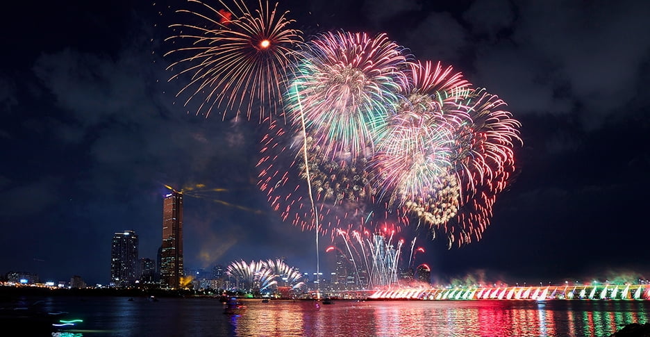 '한화와 함께하는 서울세계불꽃축제 2019' 에서 선보인 ㈜한화의 불꽃 연출 모습