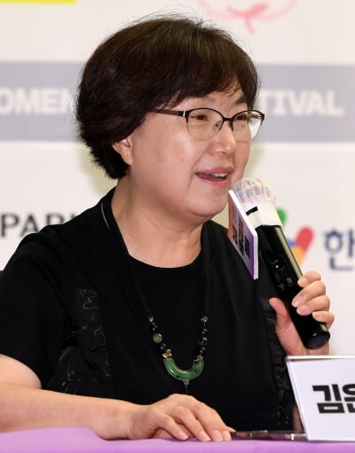 [TEN 포토] 인사말하는 서울국제여성영화제 김은실 이사장