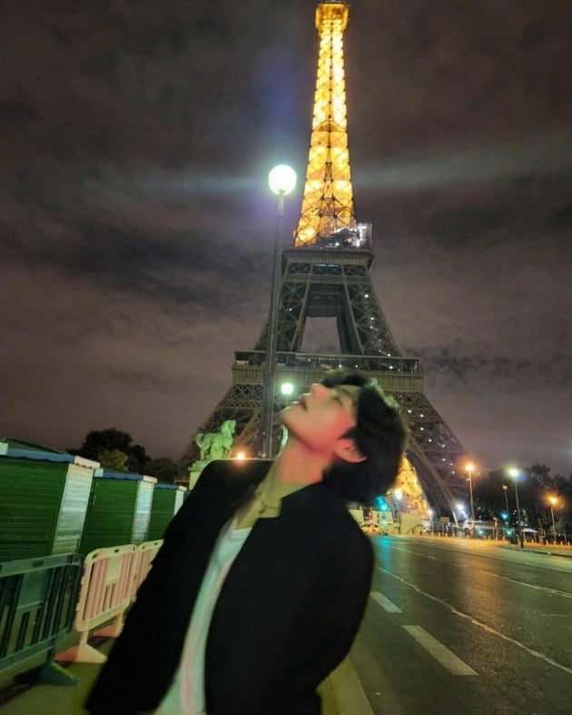방탄소년단 뷔, 파리가 선택한 남자..에펠탑 앞에 조각미남 
