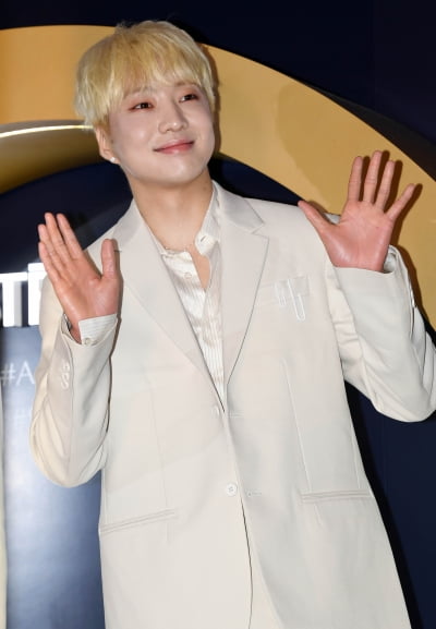 [TEN 포토] 위너 강승윤 '차 뽑아서 기분좋은 남자'