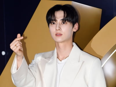 [TEN 포토] 황민현 '분위기 남신의 하트'