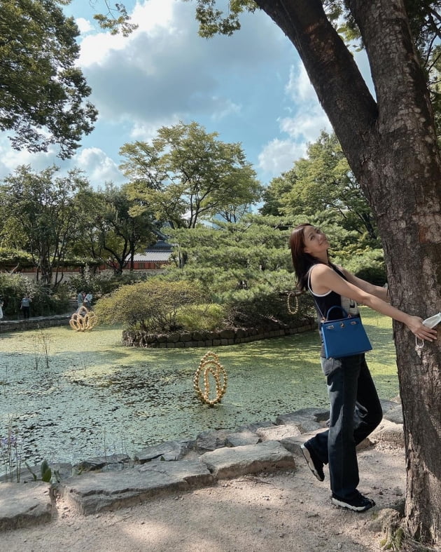 '권상우♥' 손태영, 수천만원대 H사 가방 들고 궁궐 구경…나무 붙잡고 90년대 포즈 [TEN★]