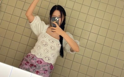 '황의조 결별' 효민, 화장실 셀카는 못참지…30대의 러블리[TEN★]