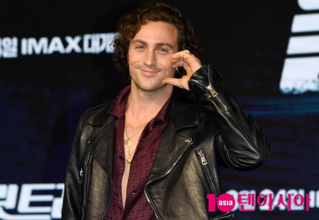 [TEN 포토] 애런 테일러 존슨(Aaron Taylor Johnson) '볼하트도 잘하죠~'