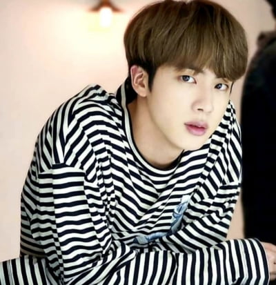 방탄소년단 진, ‘스투시 티셔츠가 잘 어울리는 아이돌’ 익디투표 1위