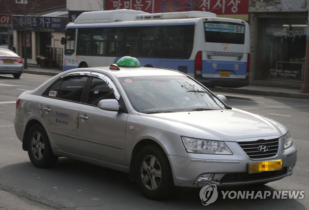 "운행할수록 적자" 부산 법인택시 첫 폐업…도미노 우려