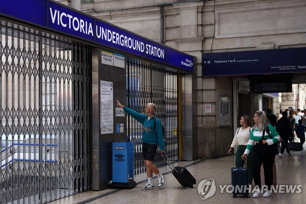 영국 철도 이어 런던 지하철·버스도 파업으로 거의 중단