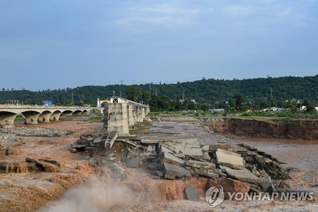 인도 히말랴야 지역 폭우로 최소 37명 사망