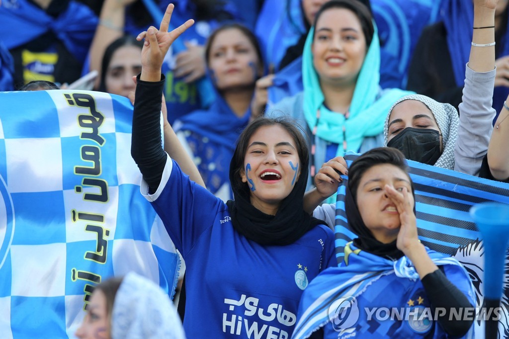 [월드&포토] '꿈이냐 생시냐' 이란 프로축구에 첫 여성관중