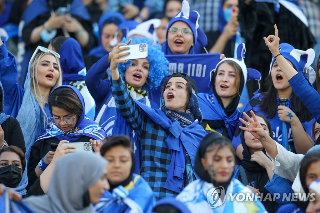 [월드&포토] '꿈이냐 생시냐' 이란 프로축구에 첫 여성관중