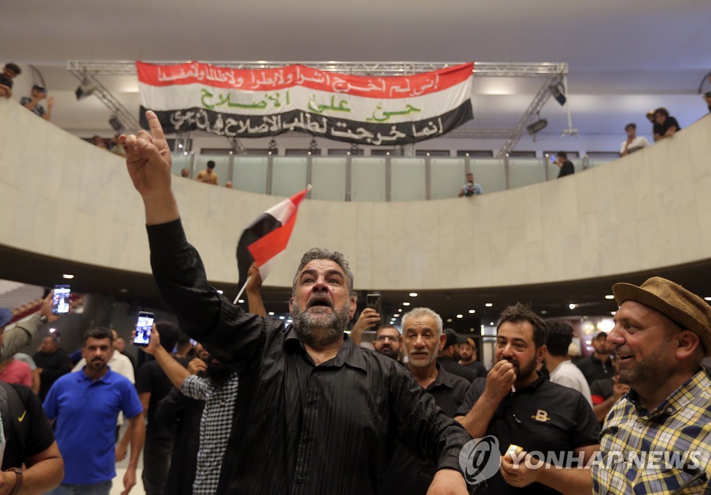 이라크 반외세 정파 지지자들, 의회 점거후 무기한 농성