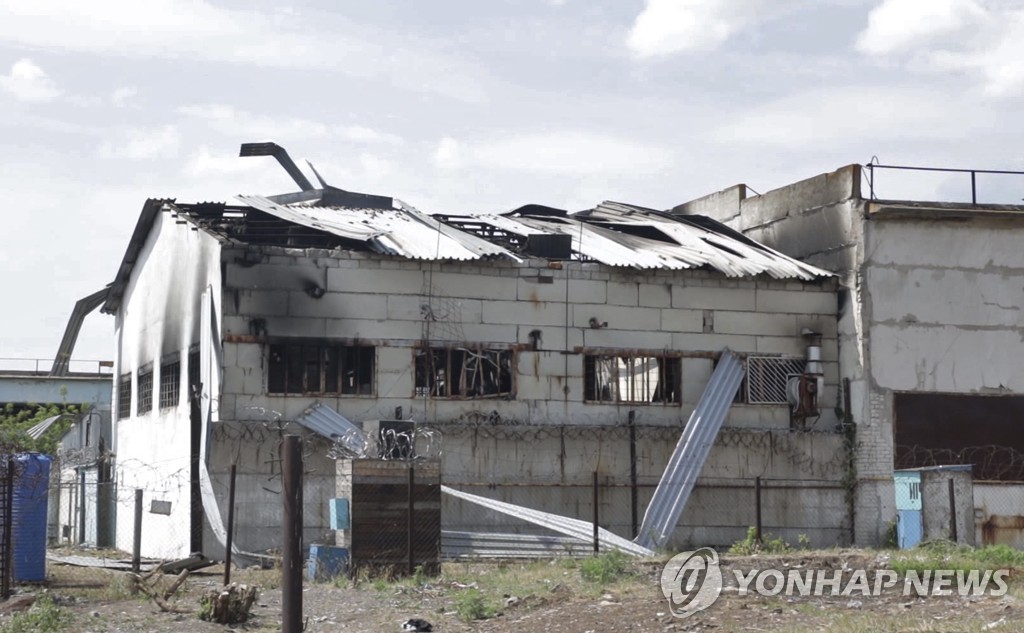 우크라 "러, 포로시설 학살 정황…포격 전 미리 무덤 파"