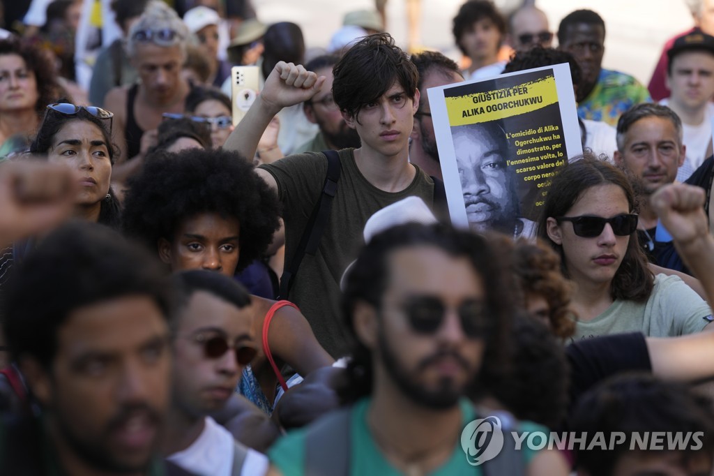 도심서 살해된 이주민에 인종차별 논란 가열…伊 총선 변수되나