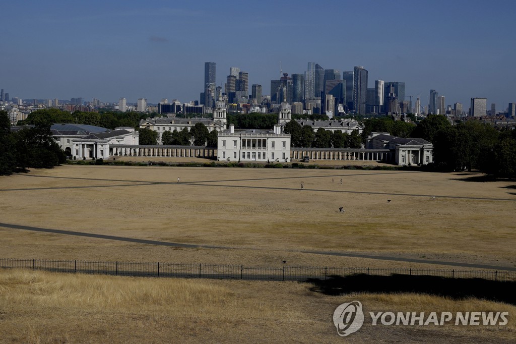 에어컨 없는 지하철에 땀이 줄줄…영국 또 폭염 황색경보