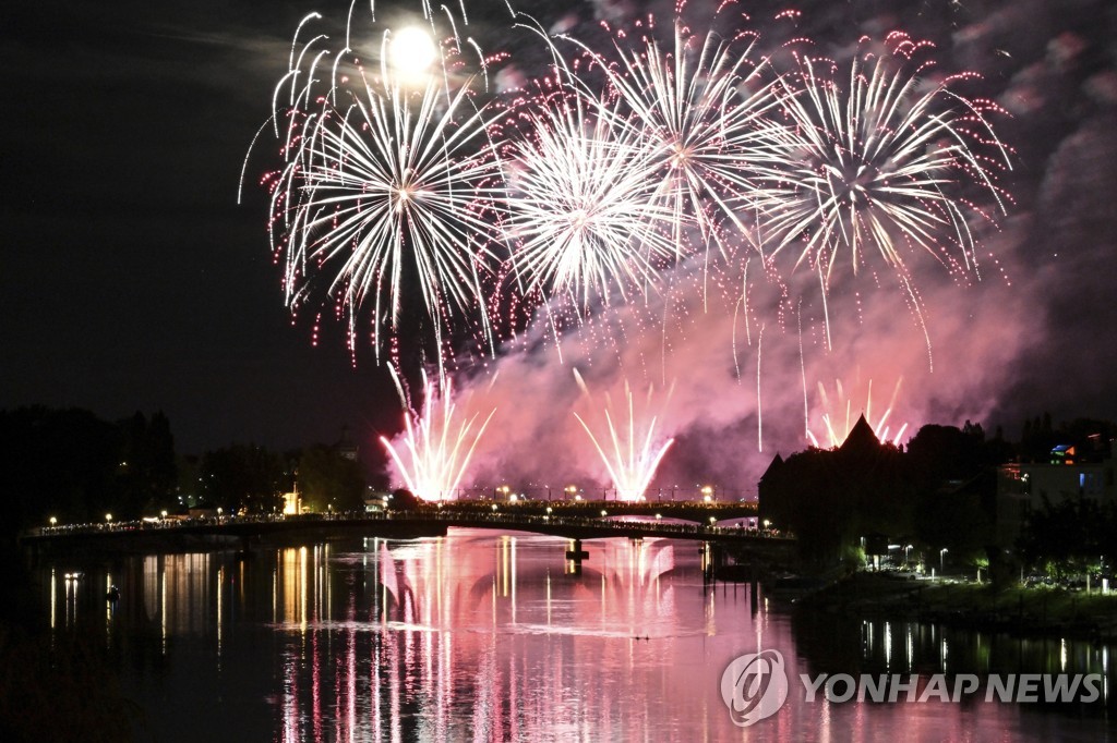 가뭄에 물 말라붙는데…독일 라인강 불꽃놀이 강행에 항의 빗발