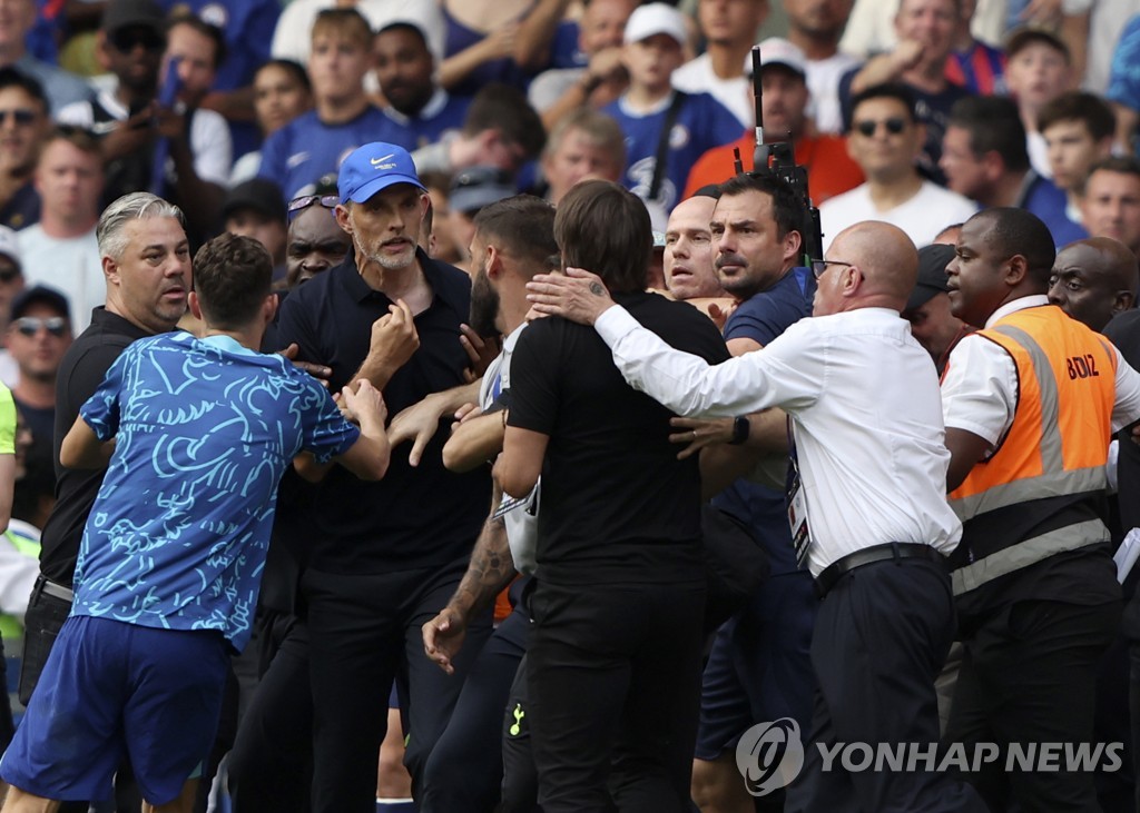 런던 더비 지배한 '감독 충돌'…첼시 투헬은 판정 불만 표출