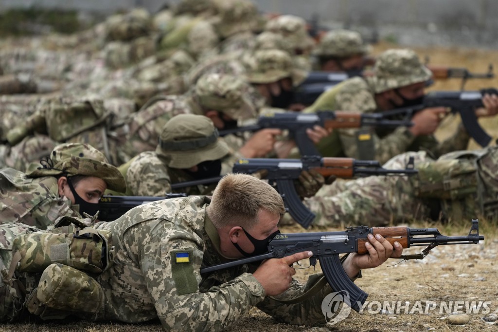 '진짜 전쟁처럼'…우크라 신병들, 영국서 실전훈련 한창