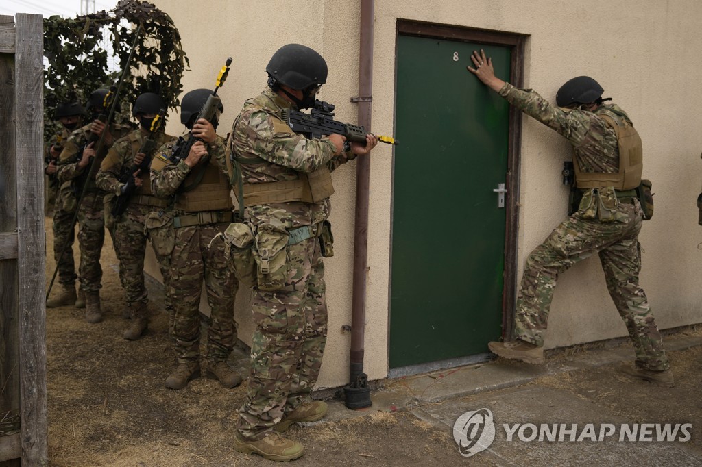 '진짜 전쟁처럼'…우크라 신병들, 영국서 실전훈련 한창