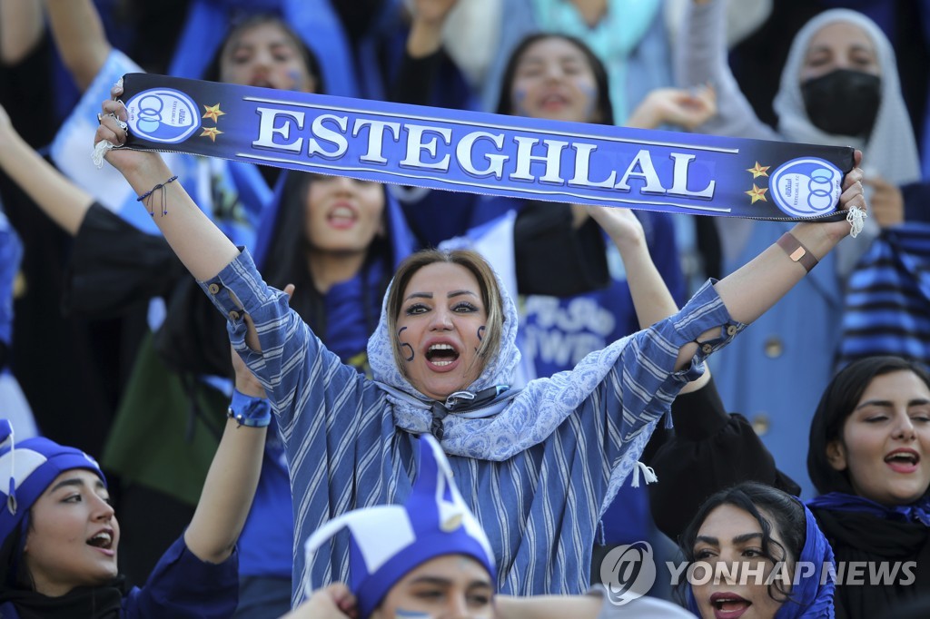 [월드&포토] '꿈이냐 생시냐' 이란 프로축구에 첫 여성관중