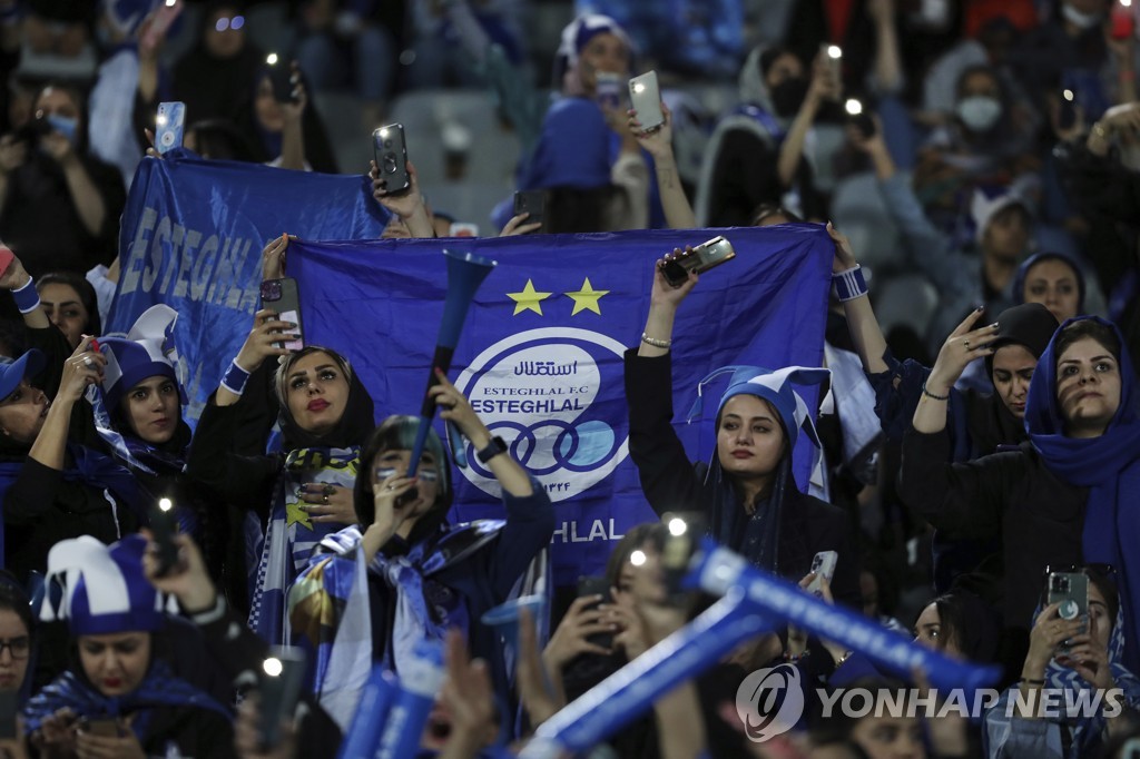 [월드&포토] '꿈이냐 생시냐' 이란 프로축구에 첫 여성관중