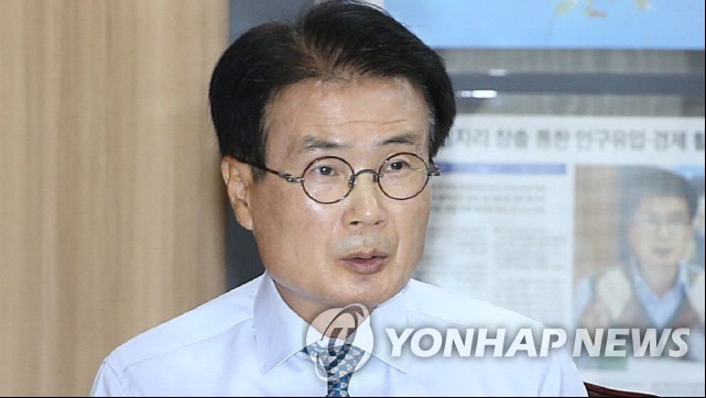 명절 선물 '선거법 위반 혐의' 이승옥 전 강진군수 구속 송치